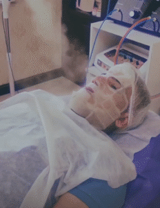 نمونه پاکسازی پوست (کلینیک زیبایی یاس)