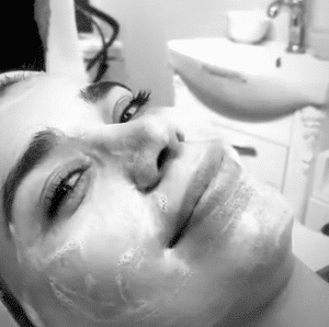 نمونه پاکسازی پوست کلینیک زیبایی بهاران